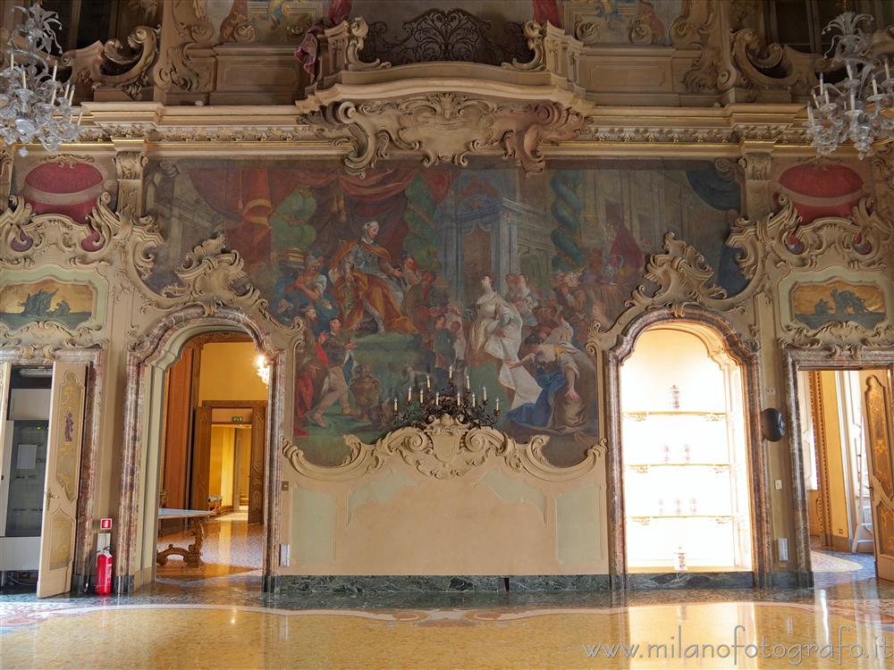 Milano - Parete del salone di Palazzo Visconti con la raffigurazione di Salomone e la Regina di Saba